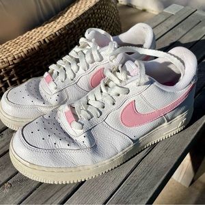 🔴Nike women’s Air Force Low, size 9